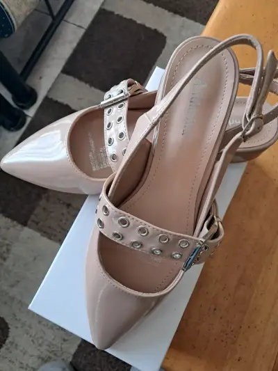 Zapatos de tacón bajo beige con hebillas Adrianna - miniatura 1