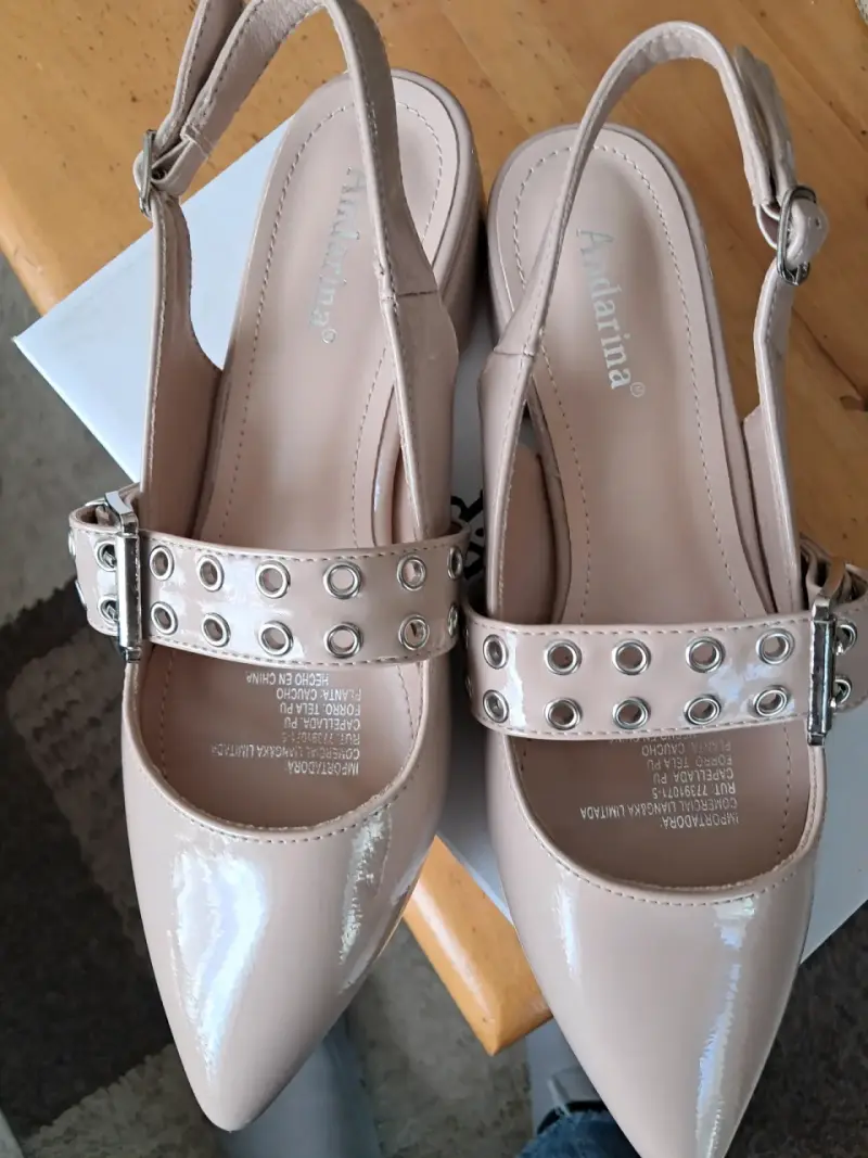 Zapatos de tacón bajo beige con hebillas Adrianna - 2