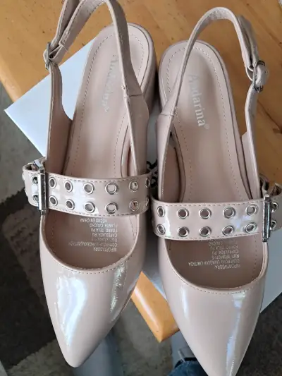 Zapatos de tacón bajo beige con hebillas Adrianna - miniatura 2