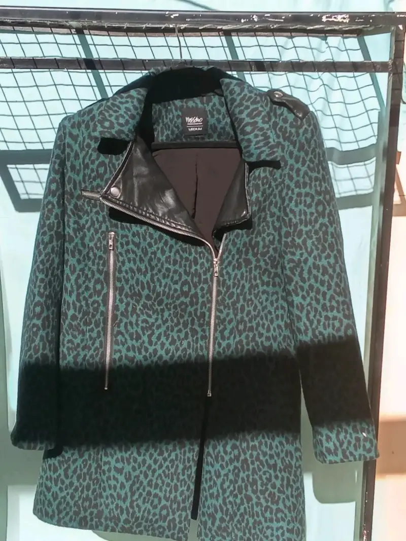 Abrigo de mujer con estampado animal print