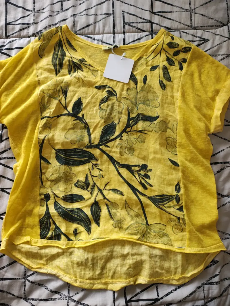 Polera lino italiana amarilla con diseño floral - 1