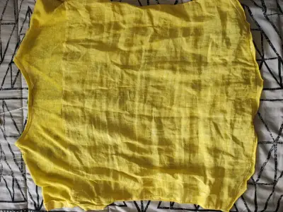 Polera lino italiana amarilla con diseño floral - miniatura 2