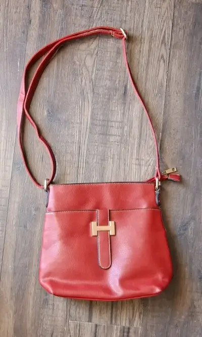 Cartera bandolera roja con cierre dorado - miniatura 1