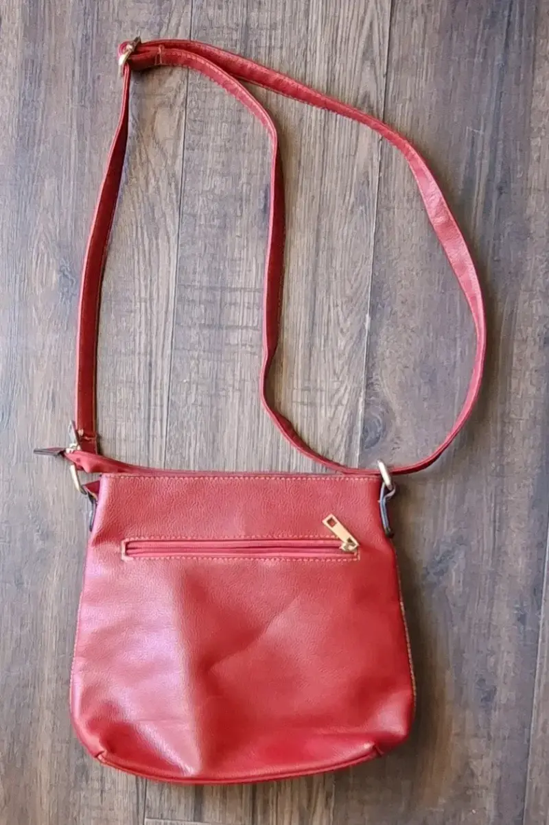 Cartera bandolera roja con cierre dorado - 2