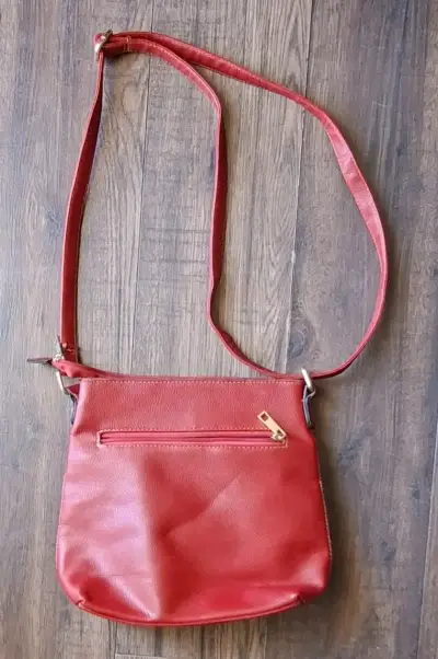 Cartera bandolera roja con cierre dorado - miniatura 2