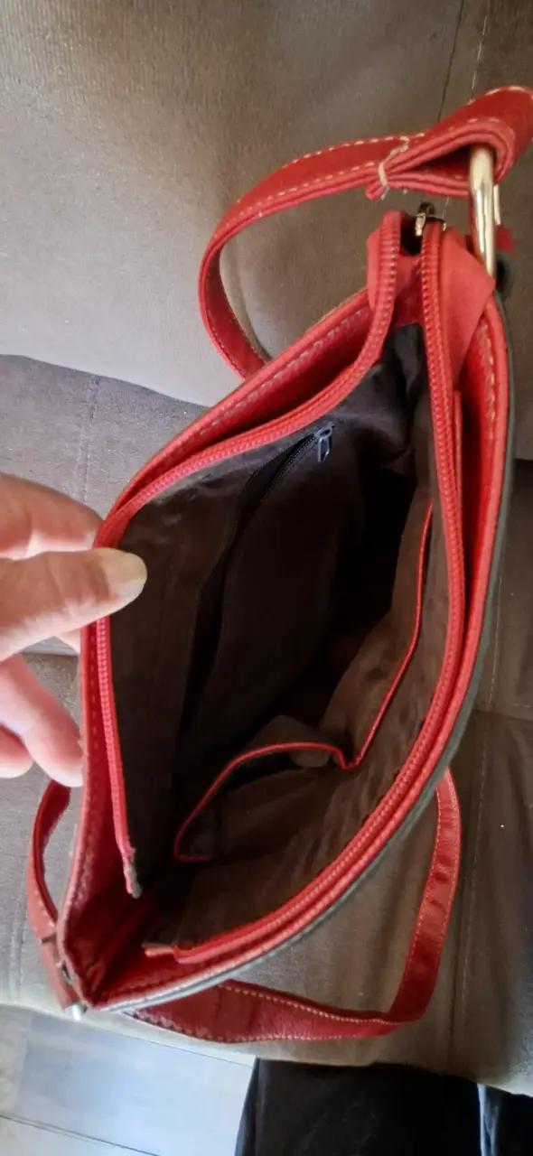 Cartera bandolera roja con cierre dorado - 3
