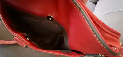 Cartera bandolera roja con cierre dorado - miniatura 4