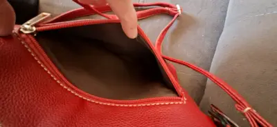Cartera bandolera roja con cierre dorado - miniatura 5