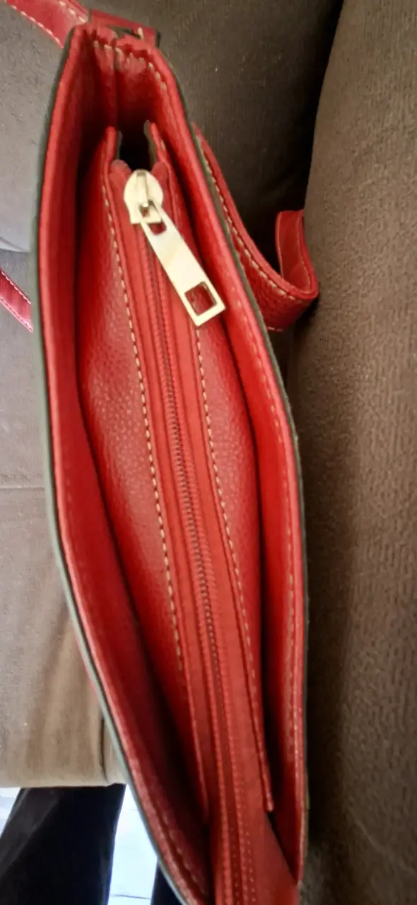 Cartera bandolera roja con cierre dorado - 6