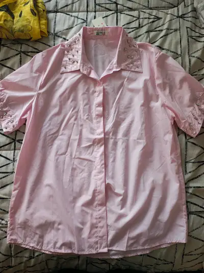 Blusa rosa italiana con detalles brillantes - miniatura 1