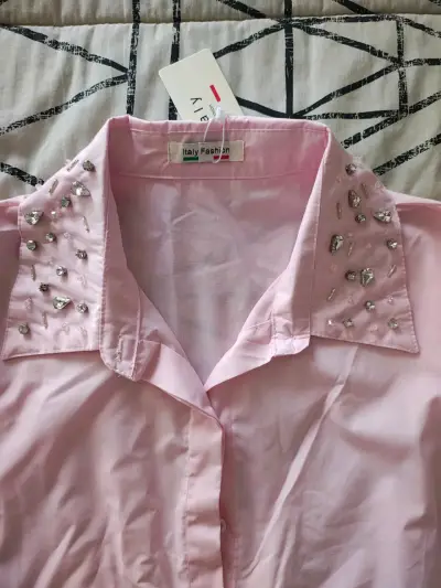 Blusa rosa italiana con detalles brillantes - miniatura 2
