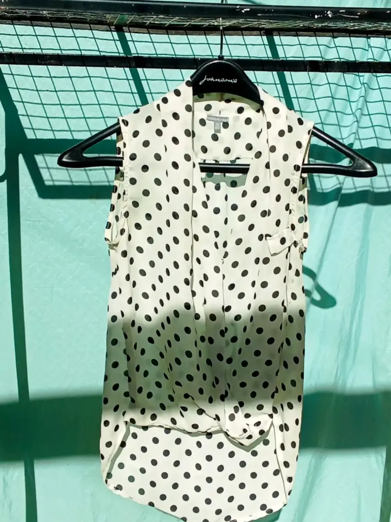 Blusa sin mangas con lunares blancos y negros