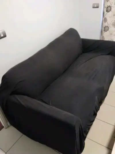 Sofá de dos plazas con funda negra - miniatura 1