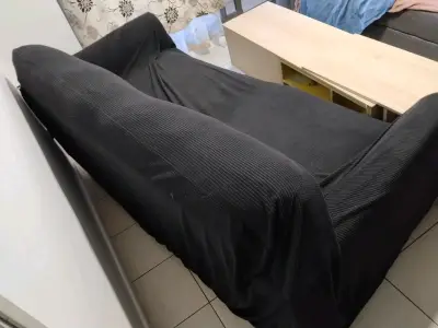 Sofá de dos plazas con funda negra - miniatura 2