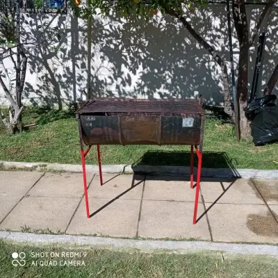 Parrilla de acero con patas rojas - miniatura 1