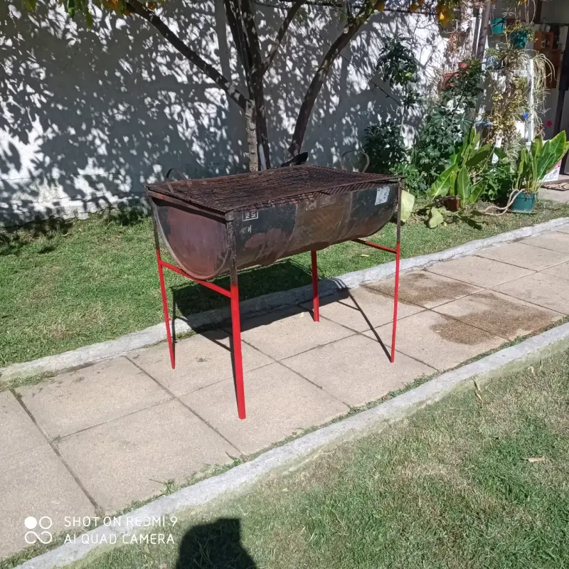 Parrilla de acero con patas rojas - 3