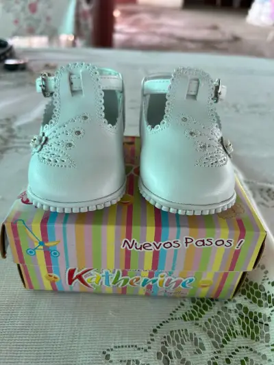 Zapatos de bebé blancos con diseño floral - miniatura 1
