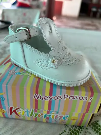Zapatos de bebé blancos con diseño floral - miniatura 2