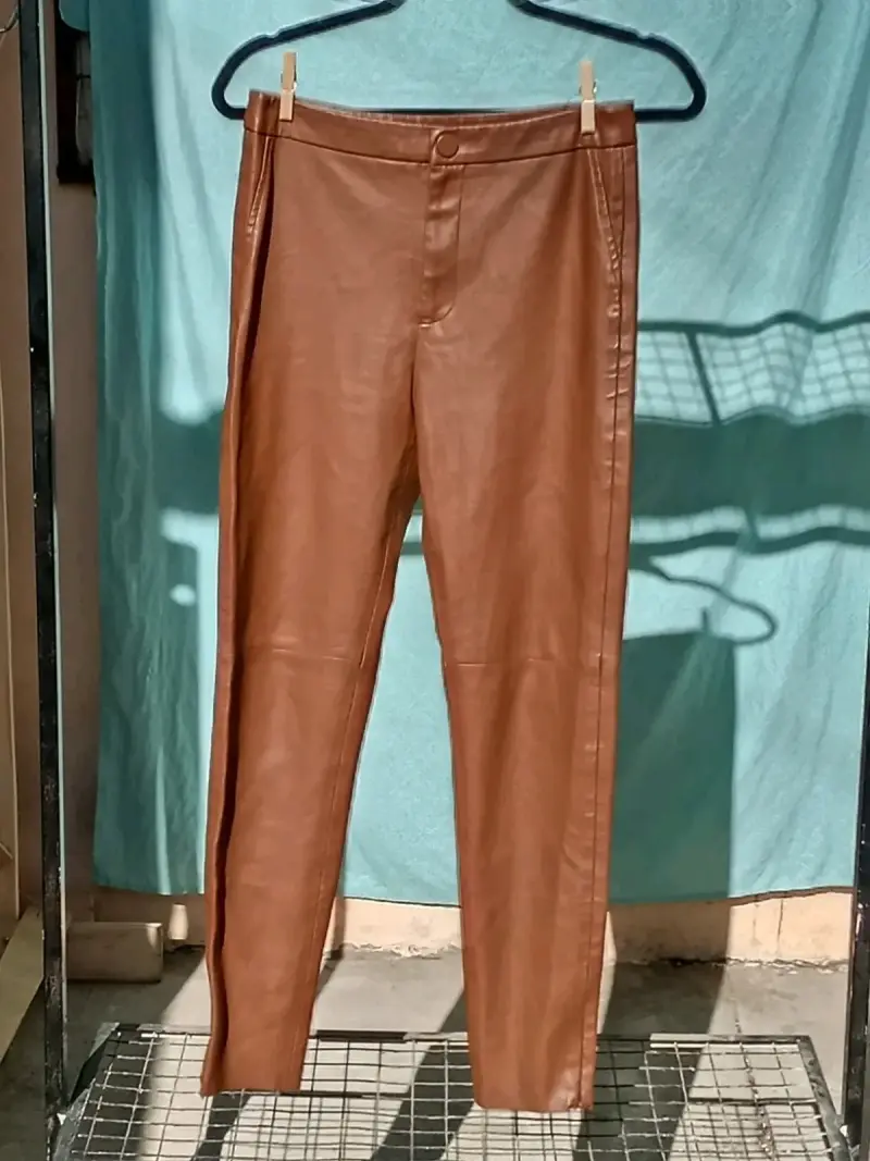 Pantalones de cuero sintético marrón para mujer