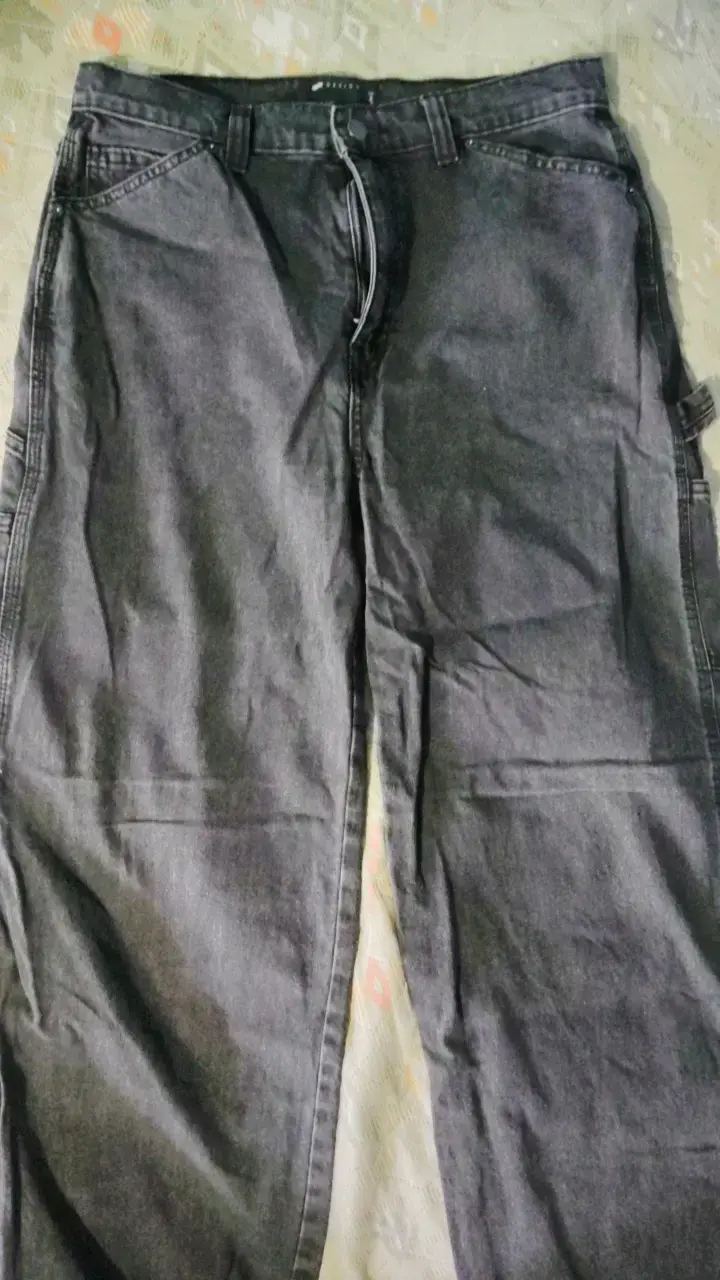 Pantalón cargo gris diseño desgastado en tobillo - 1