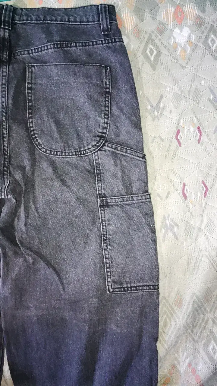 Pantalón cargo gris diseño desgastado en tobillo - 3