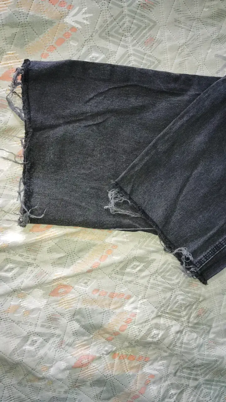 Pantalón cargo gris diseño desgastado en tobillo - 4