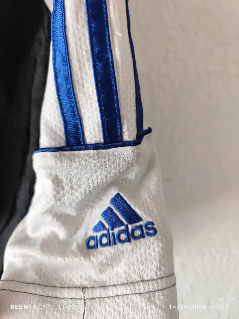 Shorts deportivos Adidas blancos y negros - 2