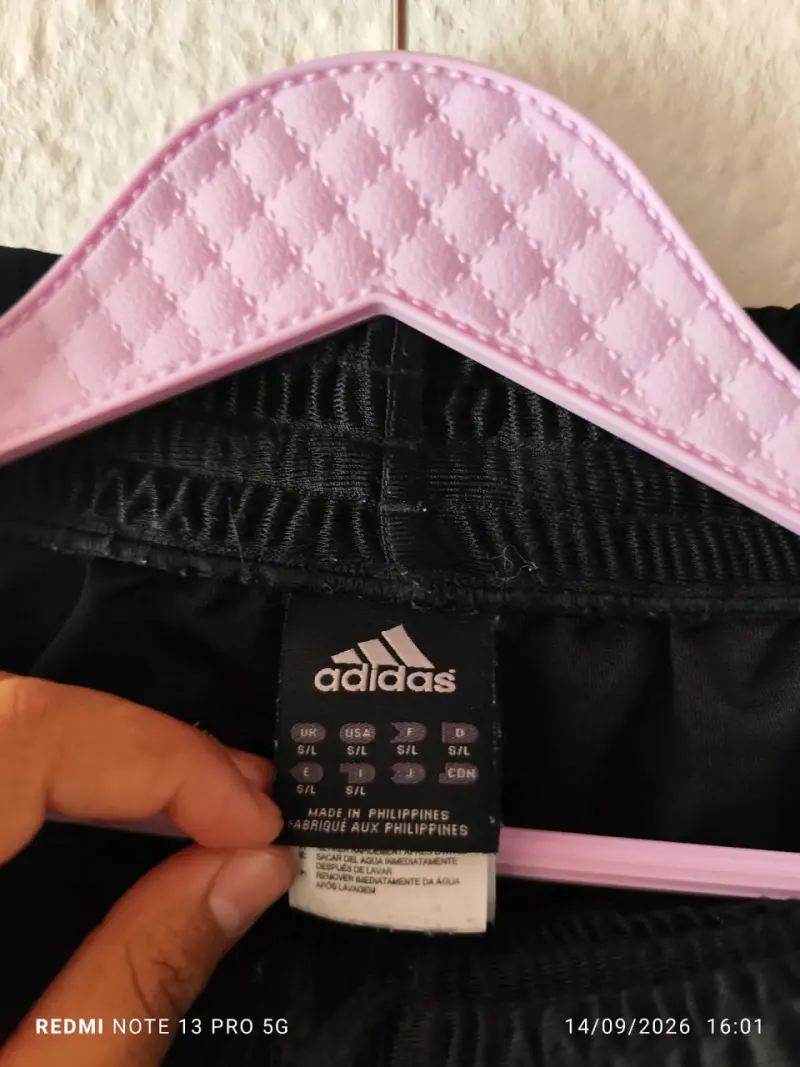 Shorts deportivos Adidas blancos y negros - 3