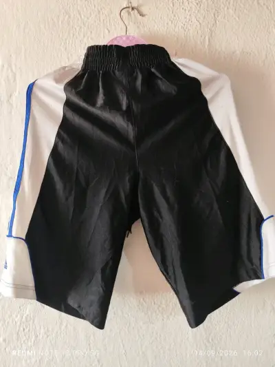 Shorts deportivos Adidas blancos y negros - miniatura 5