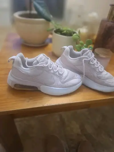 Zapatillas deportivas blancas con cámara de aire - miniatura 1