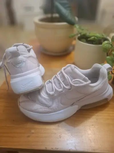 Zapatillas deportivas blancas con cámara de aire - miniatura 2