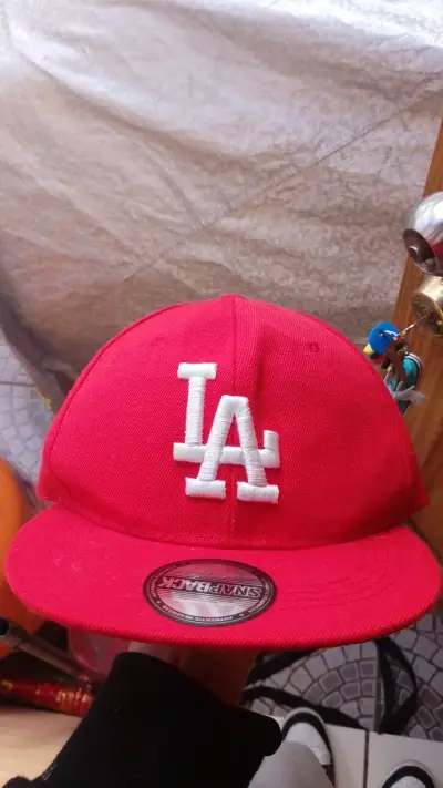 Gorra roja LA Snapback estilo urbano - miniatura 1