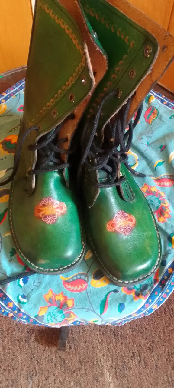 Botas de cuero verde con diseño floral - 2