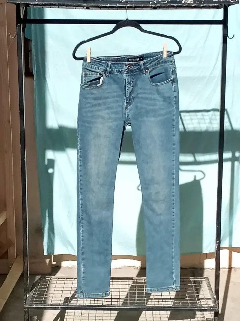Jeans ajustados azul claro para mujer