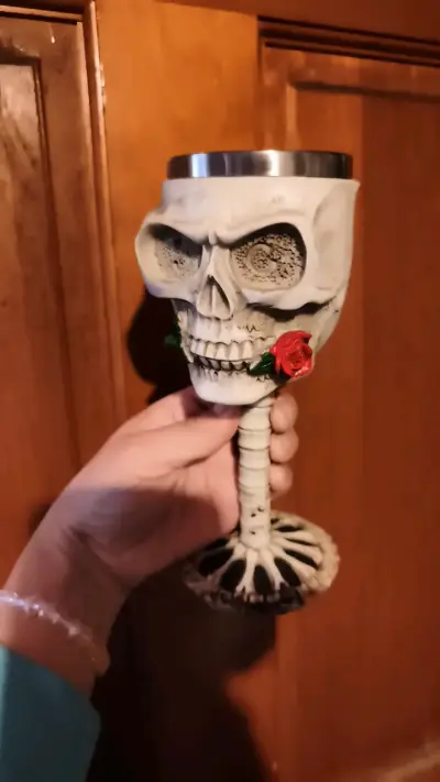 Copa decorativa calavera con rosa - miniatura 1