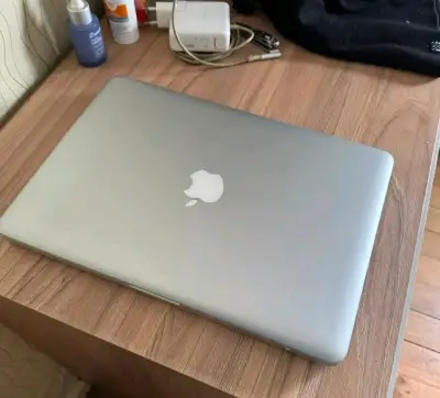 MacBook Pro 13 pulgadas en buen estado - miniatura 4