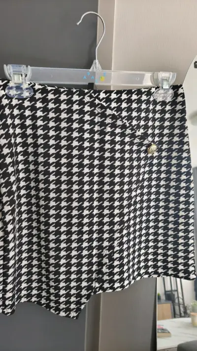Falda corta de pata de gallo en blanco y negro - miniatura 2