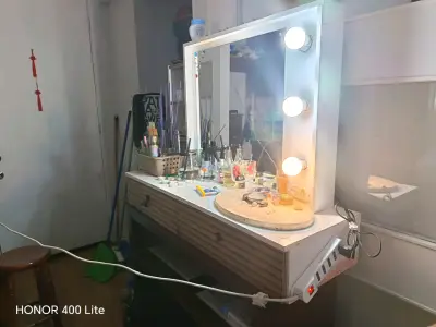 Tocador con espejo y luces estilo Hollywood - miniatura 1