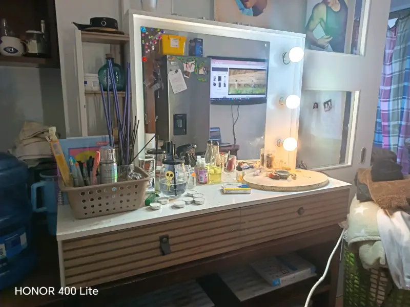 Tocador con espejo y luces estilo Hollywood - 2