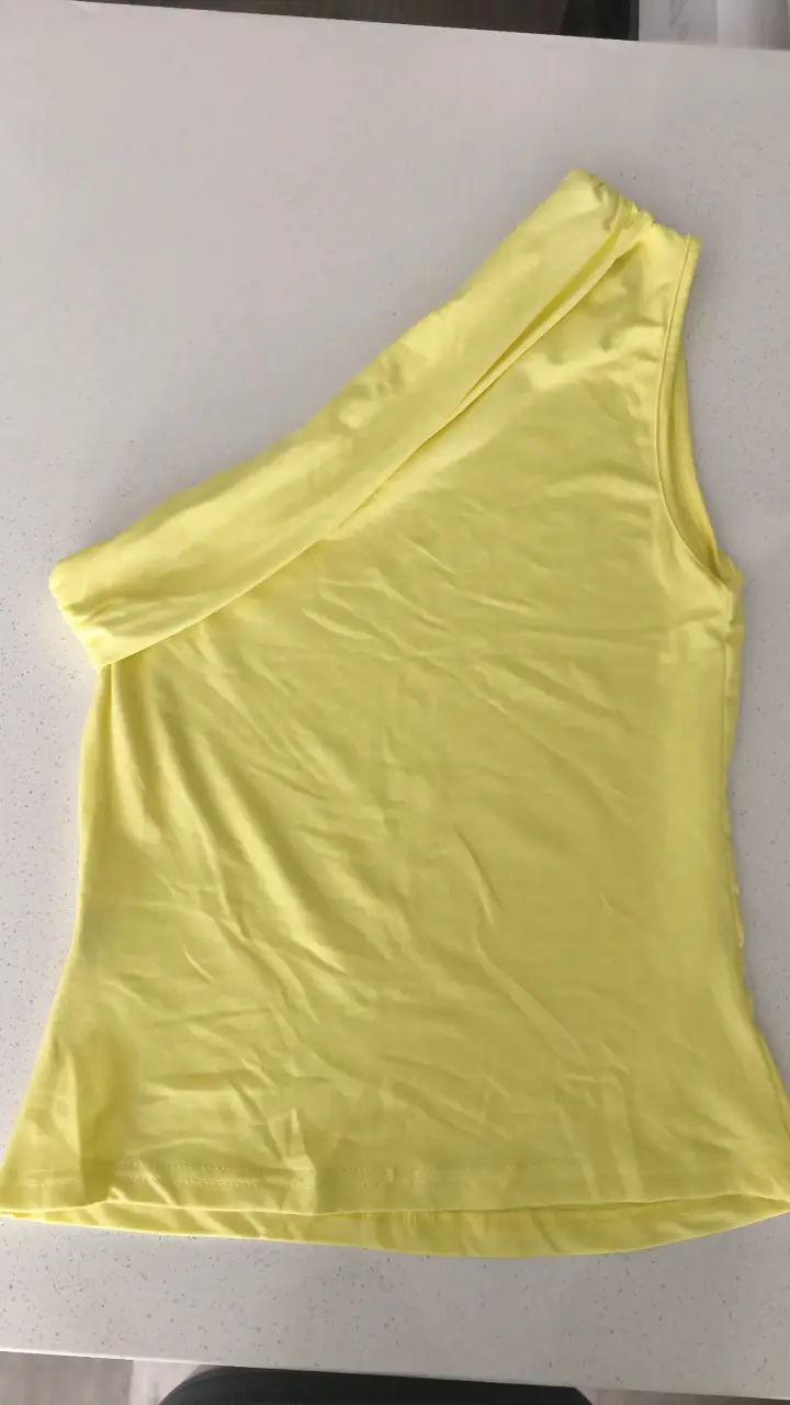 Top amarillo de un solo hombro para mujer - 2