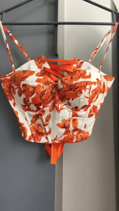 Top corto floral naranja para mujer - miniatura 2