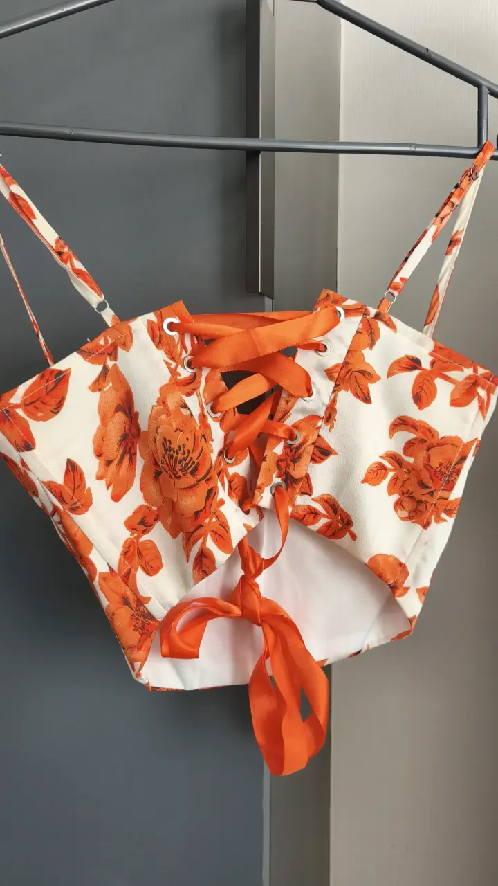 Top corto floral naranja para mujer - 3