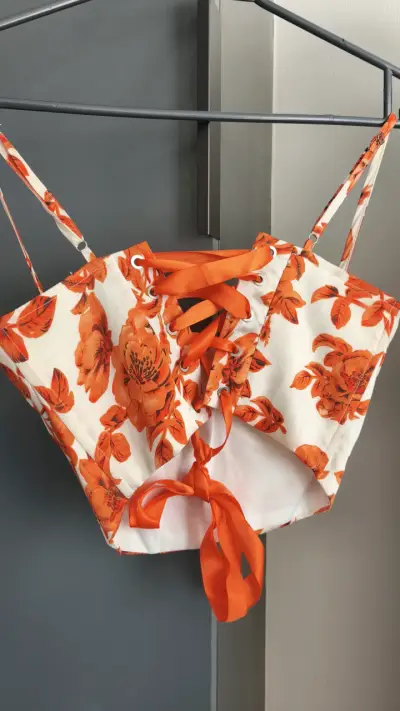 Top corto floral naranja para mujer - miniatura 3