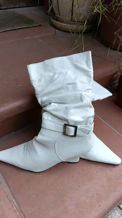 Botas blancas de cuero con hebilla - miniatura 2