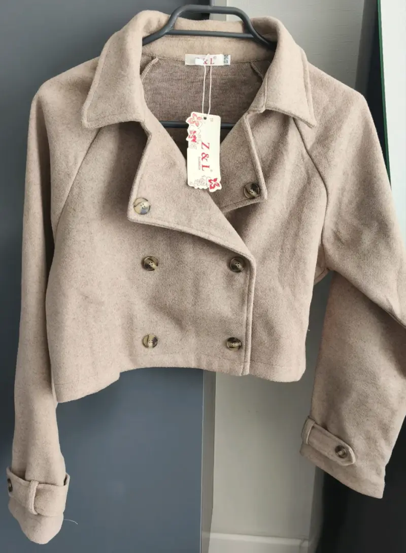 Chaqueta corta beige con botones Z&L