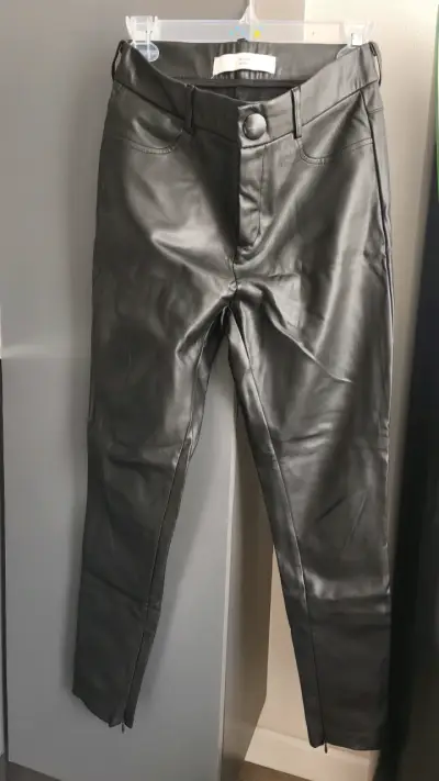 Pantalones de cuero sintético negros para mujer - miniatura 1