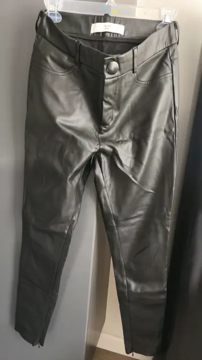 Pantalones de cuero sintético negros para mujer - miniatura 2