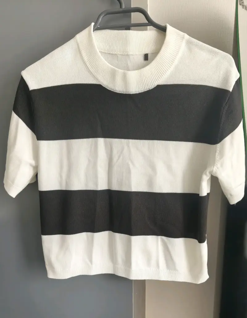 Polera rayas blancas y negras de hilo