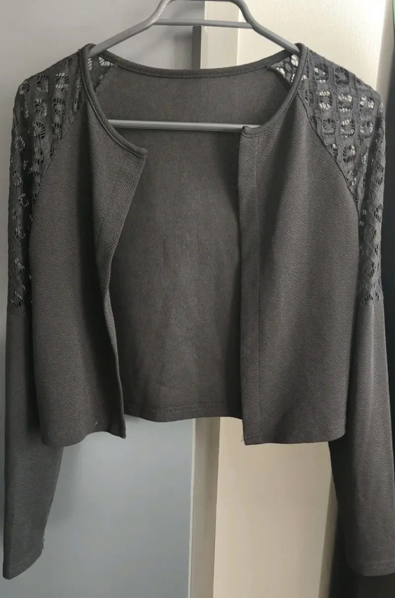 Chaqueta Negra con Detalles de Encaje