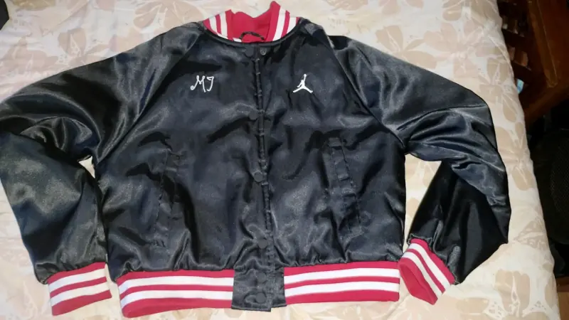 Chaqueta Jordan negra y roja para mujer S - 2